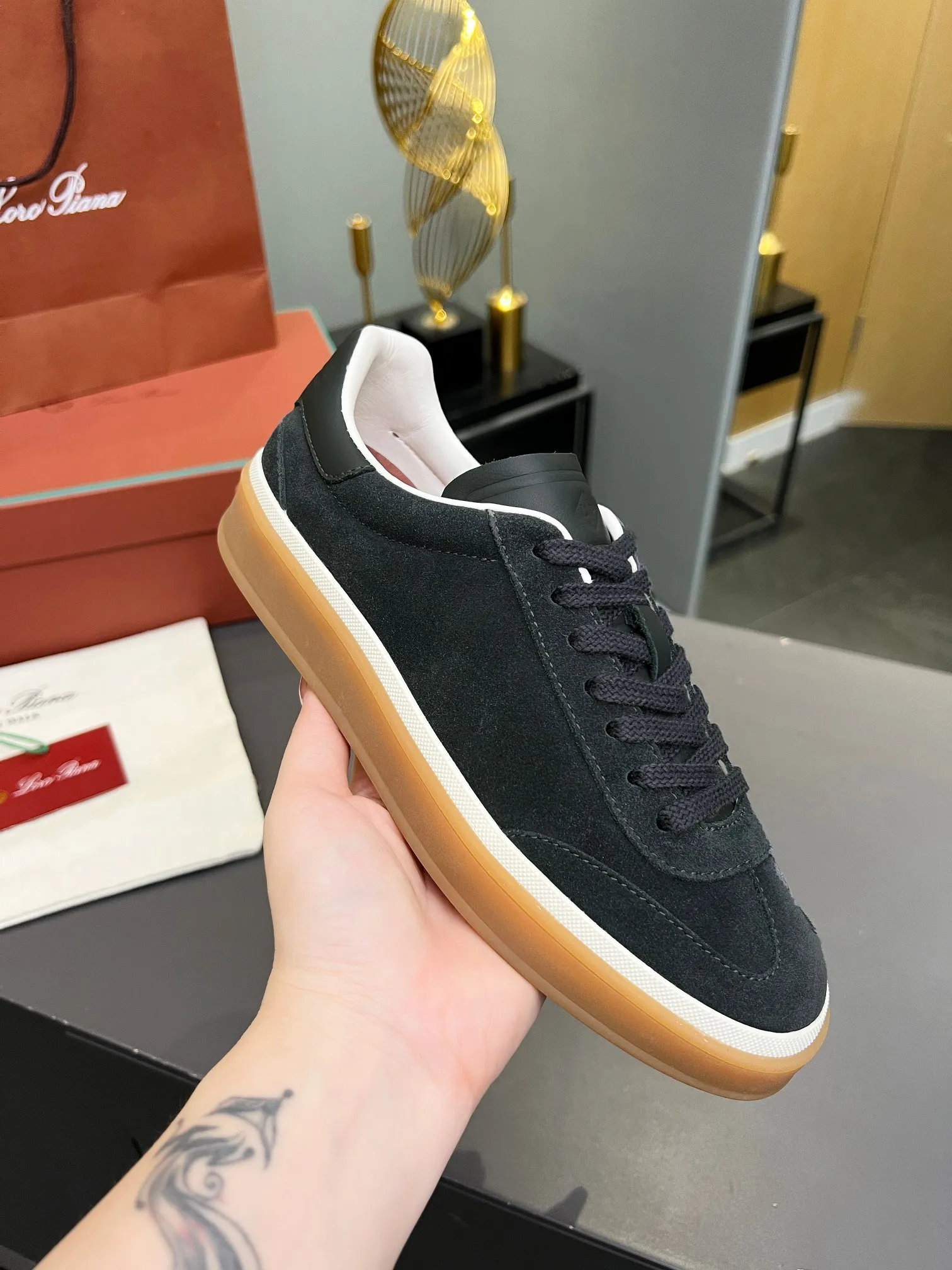Men's shoes 💰600 purchasing agent, high version 🦅⛳️ Italy [Loro Piana] Tennis walk series LP couple's moral training shoes casual sports shoes sneakers 🎁🎁 Original purchase development and production This new suede tennis shoe adopts an ultra-low design, suitable for wearing all year round 👫👫 The wrapped sole creates an effortlessly attractive color combination that harmoniously blends functionality with understated style, making it the ideal shoe for urban wear. Soft calfskin tongue with Kummel color insert at the heel, cotton lace upper with embossed LP logo, cowhide suede sole, rubber-lined calfskin ✦Upper: imported first-layer cowhide➕customized original cowhide ✦lining: cowhide lining➕cowhide insole ✦sole: original molded TPR ultra-light outsole ✦packaging: original complete package ✦Female size: 35--40, ✦Male size: 39--45,